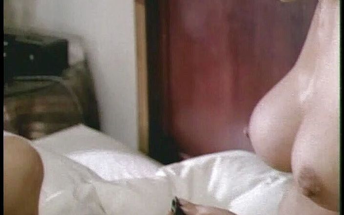 Perfect Porno: Британські студенти мають лесбійське фентезі тріо