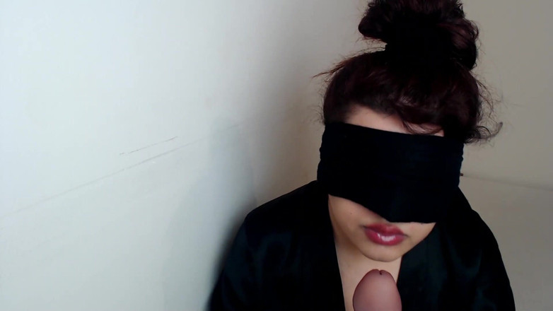 Evelyn Butt: Blindfolded gamer girl sucking stranger's huge cock!