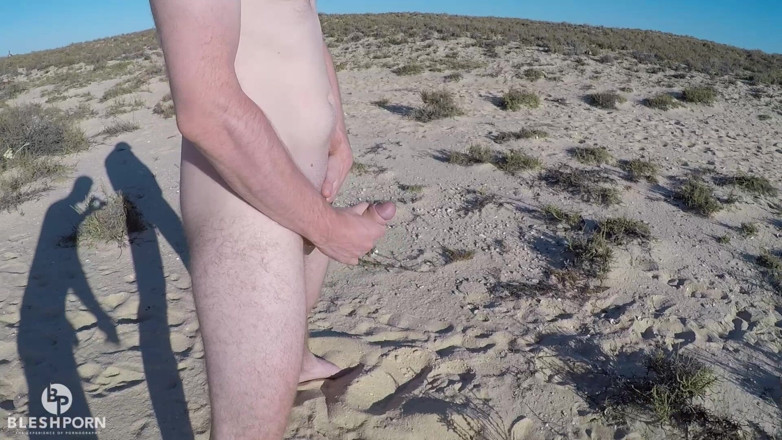bleshporn: Julian Bleshs en la playa se corre