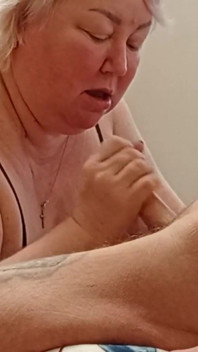 Après une pipe profonde, je remplis ma bouche de sperme et elle le mange