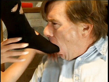 2 Girls 1 Guy: Dua awek seksi menggembirakan zakar seorang lelaki yang lebih tua