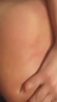 Bruna arrapata matura si riempie la figa con un grosso toy e succhia il cazzo