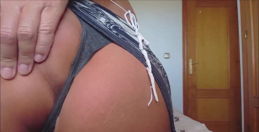 Natalie K: 私のお尻を跳ねさせ、ひもを引っ張る