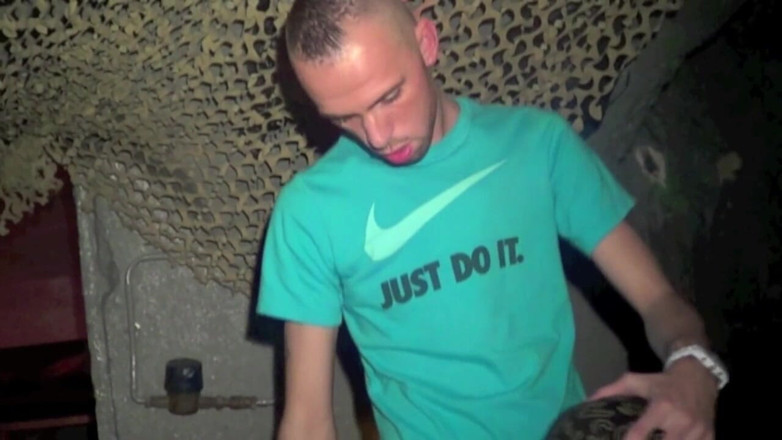 Sneaker gay: Slampa sub missas i sneakers och straffas av scallyboy