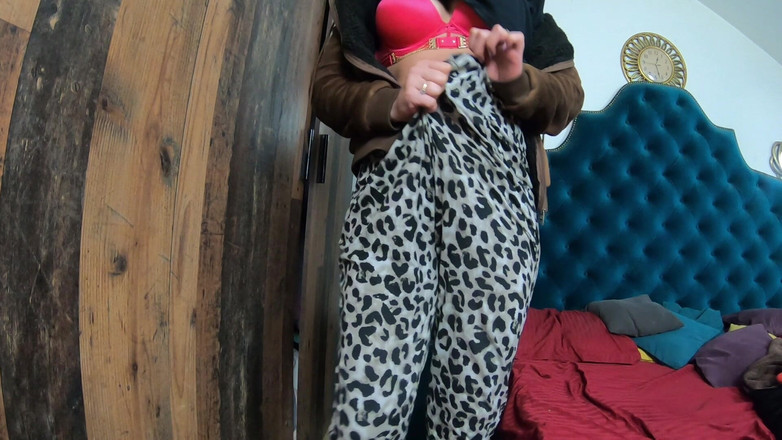 MilfyCalla: Homewear twerk Tease - 大屁股摇晃和没穿内裤的振动