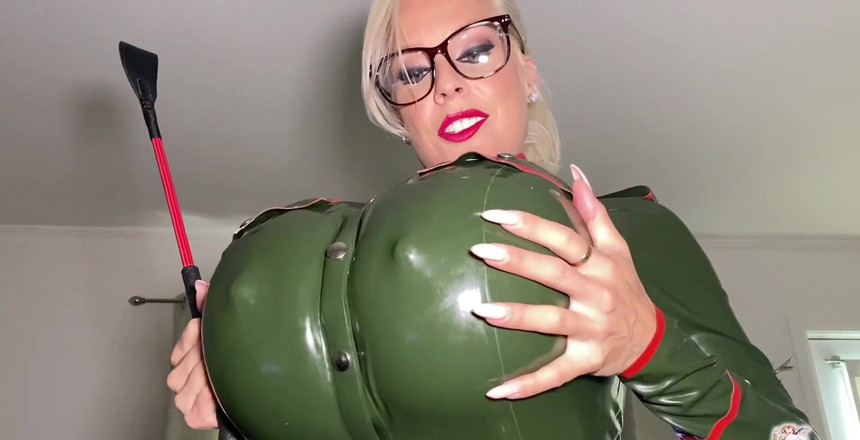 TheBustySasha: फटाफट वीर्य विस्फोट क्योंकि मैं अपने लेटेक्स सेना पोशाक में बहुत सेक्सी हूं! पूरा वीडियो मुझे यह जानना पसंद है कि घड़ी के दौरान आप खुद को छूते हैं