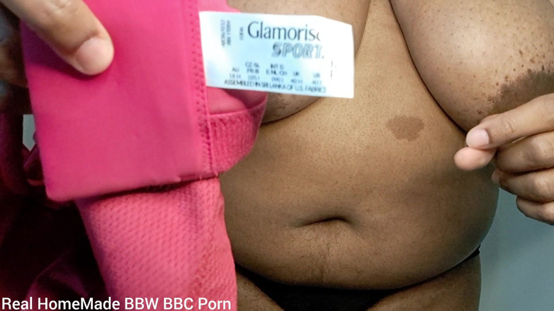 Super sexy ebony cuties: おっぱいをしごき、さまざまなブラジャーを試着