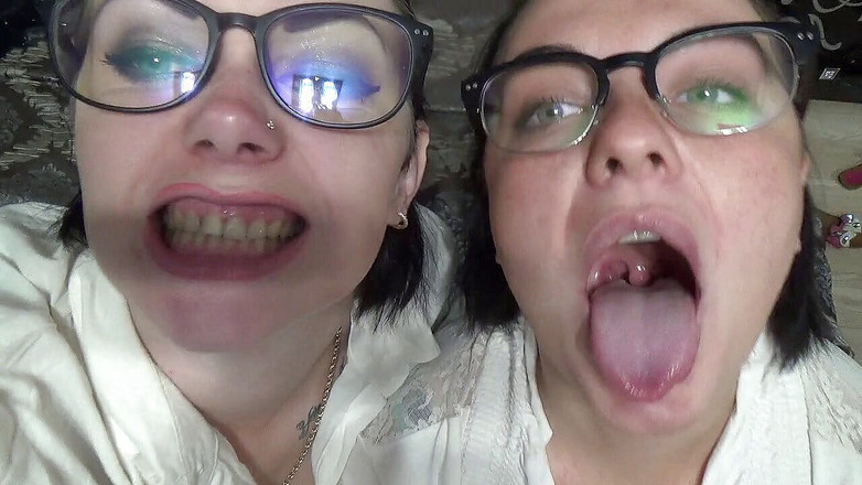 Goddess Misha Goldy: Zwei geschäftsfrauen verspotten dich mit ihren mündern und zunge, bevor...