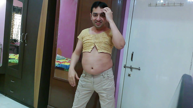Cute & Nude Crossdresser: Sevimli kadın kılıklı travesti kadın üstü ve pantolonlu tatlı lolipop.
