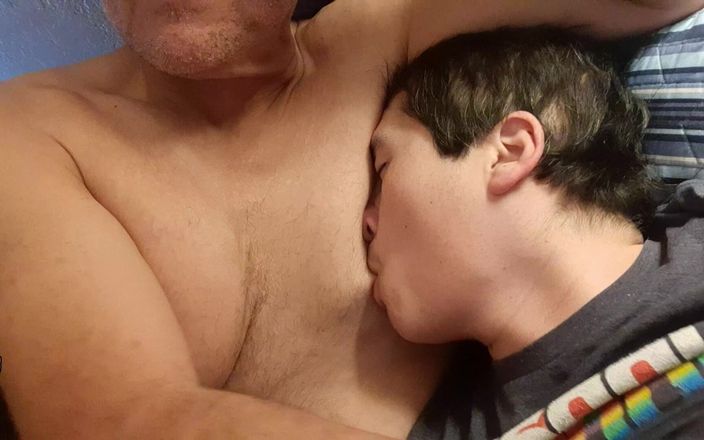 Lymph Guy: लड़के को सौतेले डैडी के स्तनों को चूसना पसंद है