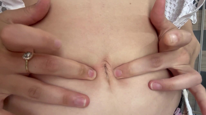 AmayaMori: Belly button lagi asik muasin memeknya pakai dildo ukuran raksasa