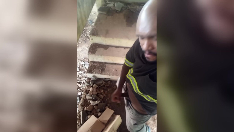 TheBlacKHunterr: Sulle scale dell'edificio colpendo un