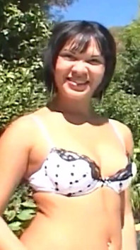큰 흑인 자지 섹스를 위해 그녀의 둥글고 둥근 엉덩이를 보여주는 흑인 보지