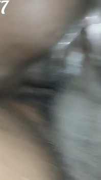 Dopo aver visto il porno con il mio ragazzo ero così eccitata che ho dovuto cavalcare il suo cazzo nero sulla mia figa bagnata