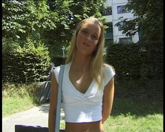 YOUR FIRST PORN: Blonďatá kočička Tina chčije na kbelík