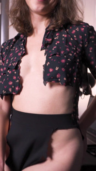 Sexy sekretářka se trhá oblečení, dokud není téměř nahá