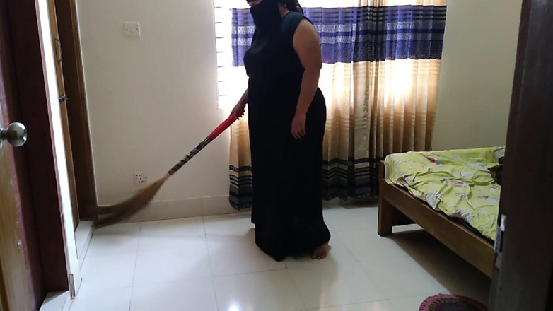 Aria Mia: Niqab Hookup - sexy arabská bbw teen služka ošukaná šéfem, když byla úklidová...