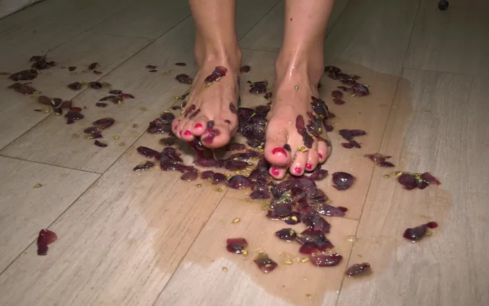 CatiasFootFetishPorn: Foot Fetish Grape Party