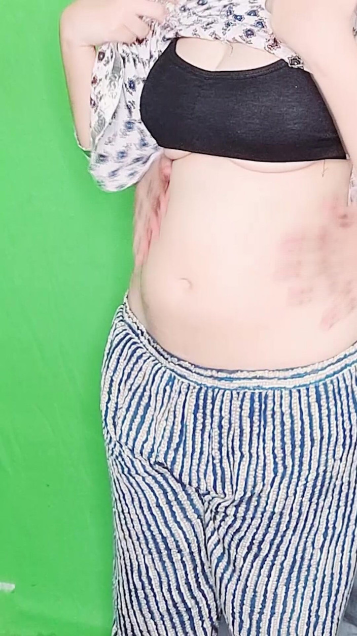 Vicky Thakur: Vicky Riya'ya seks masajı yapıyor