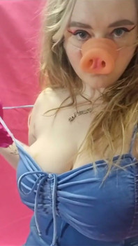 La sexy Mlle Piggy Bigg branle les seins