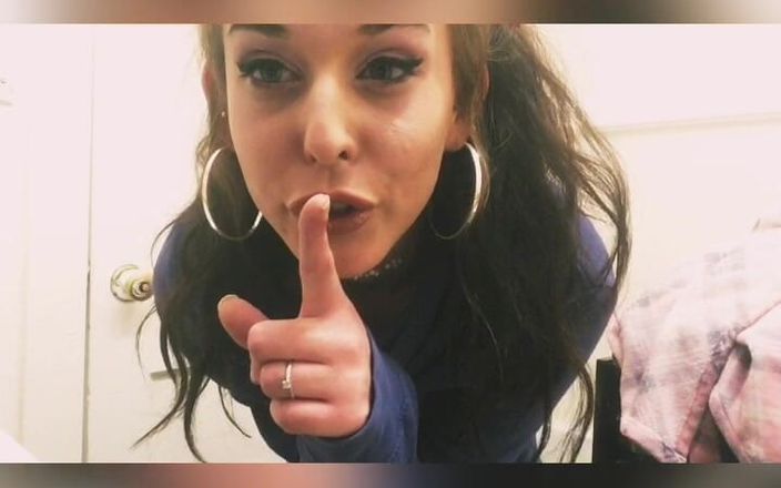 Alli Anderson: कुछ मस्ती के लिए बाथरूम में चूसना