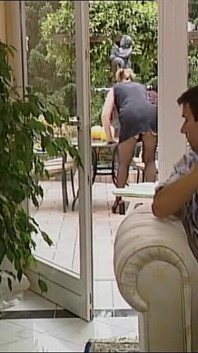 Fantásticas milfs peitudas com tesão fodidas e gozadas na boca por dois grandes paus vintage