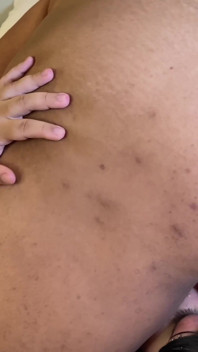 ぽっちゃり巨乳ブラジルのレズビアンがおっぱいを吸ってプッシーを食べる