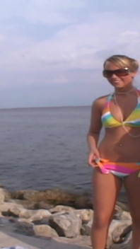Tres bellezas juegan desnudas en una playa pública