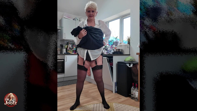 Uk Joolz: Baju putih, skirt berganda dan stoking