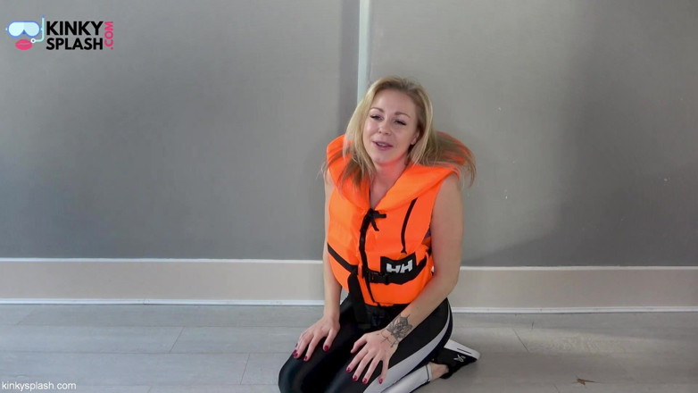 UKCuteGirl Lucy Lauren: Parlak taytlı asmr lifejacket fetiş itirafı