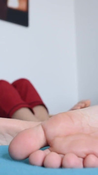 Vietnamita briga de travesseiros descalça e massagem no pé