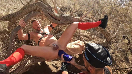 Latino4cumsluts: 벌리고 구멍에 주먹과 딜도