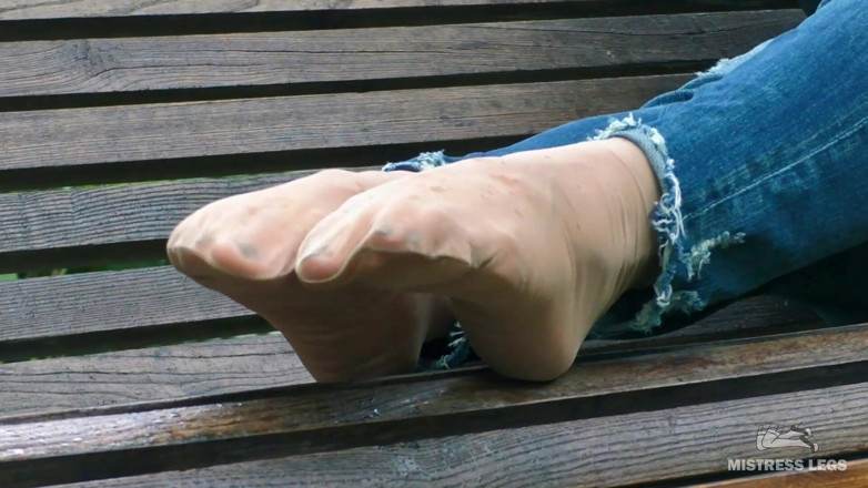 Mistress Legs: Симпатичные подошвы в нейлоновых носках на улице в дождливый день