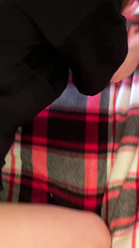 La videochiamata di mio marito cornuto non poteva interrompere il creampie dal mio amante.