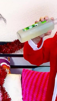 Versaute, dünne MILF Amel wird von unkontrolliertem weihnachtsmann in den arsch gefickt