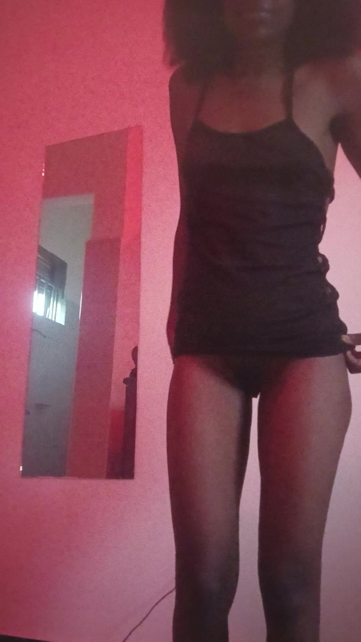 Briita: 섹시하고 아름다운 흑인 여성.