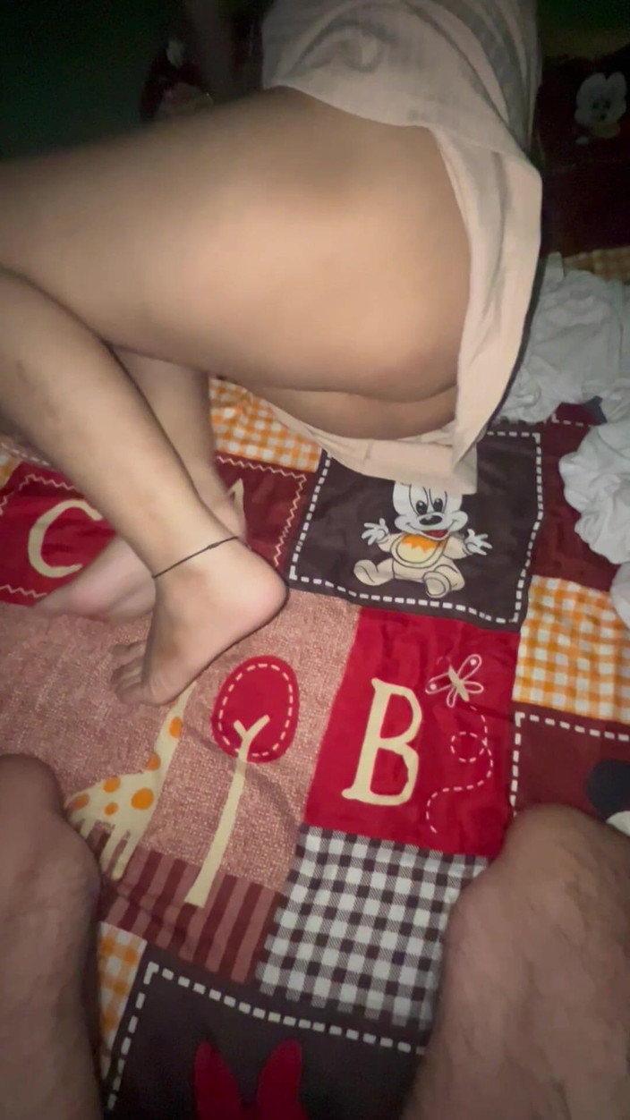 Rishi: 의붓오빠, 배다른 여동생의 보지에 물이 나오게 해주세요