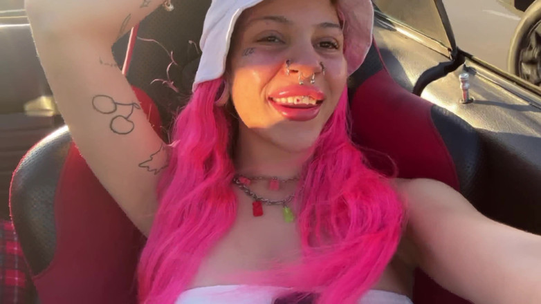 Nali Marie: Curva orășel își expune țâțele obraznice în Cabriolet pe autostradă