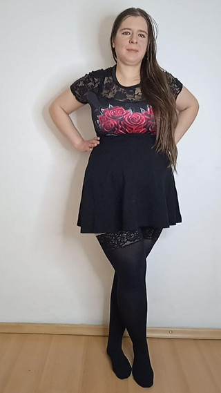 Lena Rose: Black Stockings dan Skirt Pendek Cuba