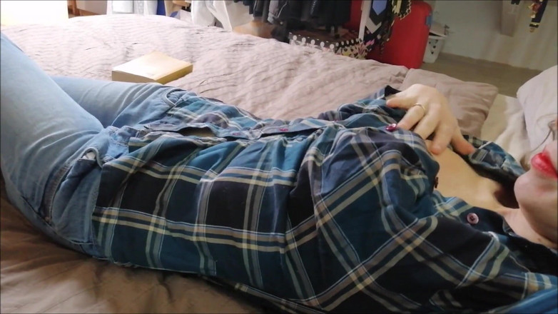 Yvonne: Heiligabend: teil eins masturbiert zu hause mit gefesselten füßen