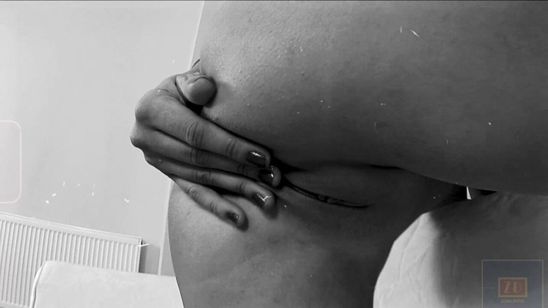 Chica Suicida DVD: Sexy teen oley zieht sich aus und fingert muschi