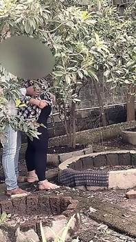 Mangal Padosan na selva com a cunhada.
