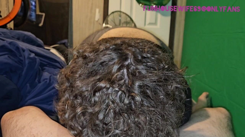 Funhousewife69: Hij zuigt de ballen van mijn kerstman voor me leeg...