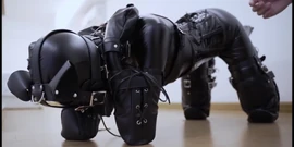 Pembantu dengan baju lateks