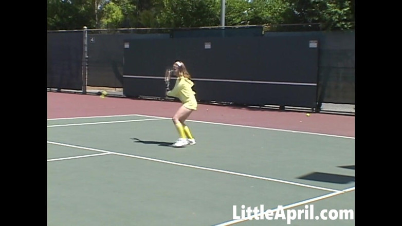 Little April: La sexy teen little april gioca a tennis
