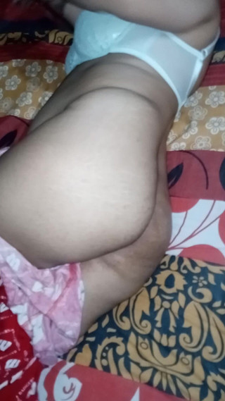 Yasmeen: Sundal švagrovo pyžama