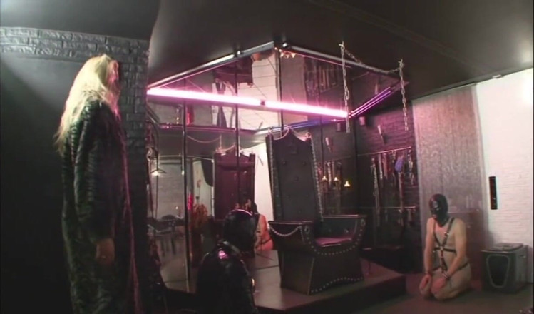 Absolute BDSM films - The original: Humilhante fetiche por pés com vestido de látex