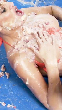 クロエ・コンラッドはセックスしながら滑りやすく乱雑になる