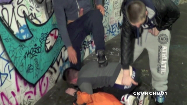 Crunch Boy: Gay knullas hårt av gangsters i tunnelbanan