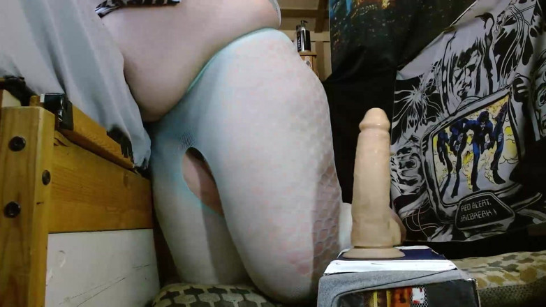 CosmicJones88: Sissy siedzi na dildo, a następnie pochyla się